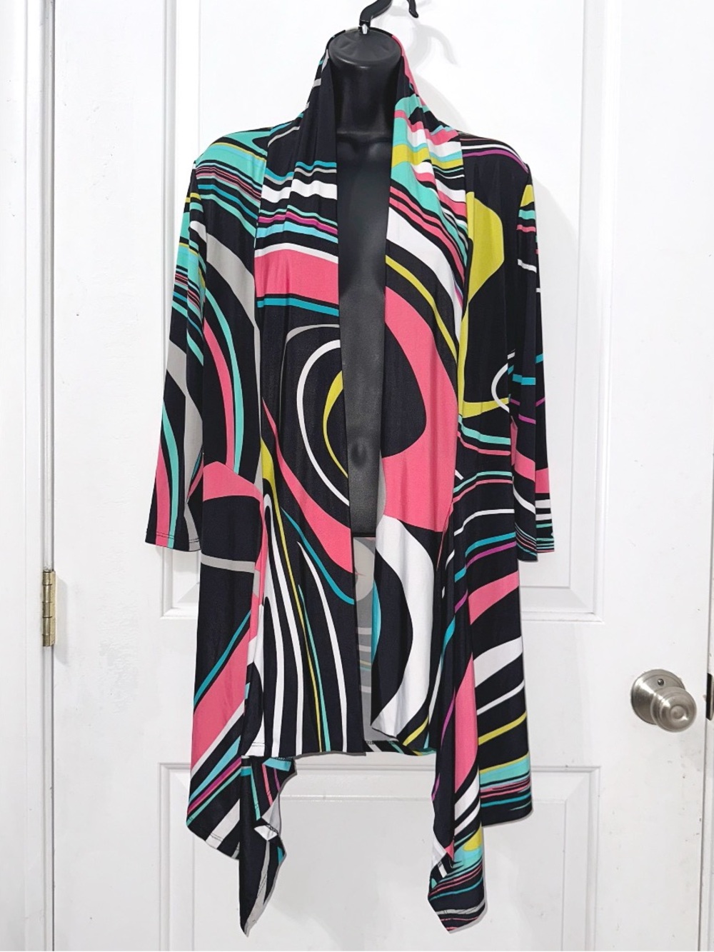 Frank Lyman vibrant, open cardigan vibrant abstract print in blue-green and pink